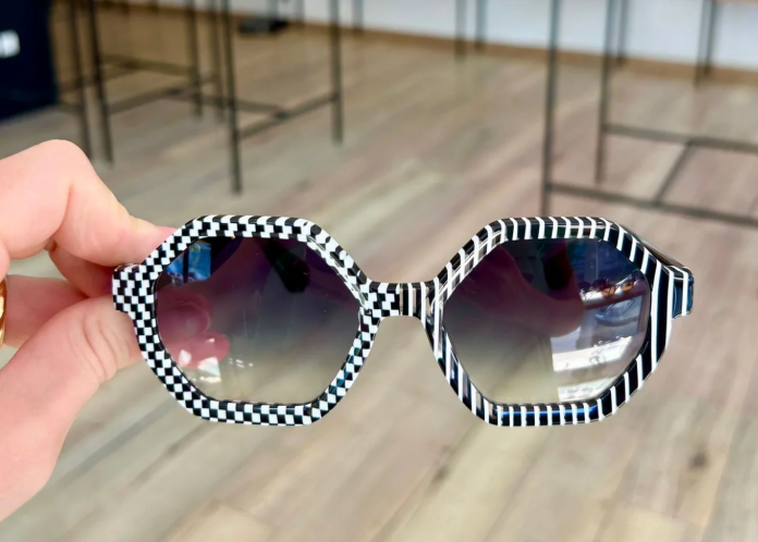 Solaire asymétrique noir et blanc chez votre opticien à Montauban. Protection UV et style unique pour celles qui veulent se démarquer avec audace