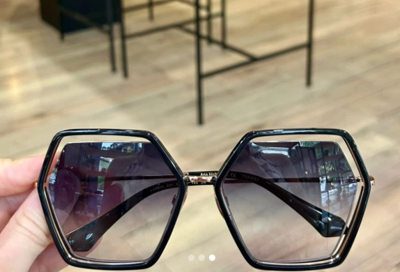 Monture hexagonale noire avec verres dégradés, modèle tendance disponible chez Nouveau Regard par Anne-Laure, boutique spécialisée en solaires mode et protection UV.