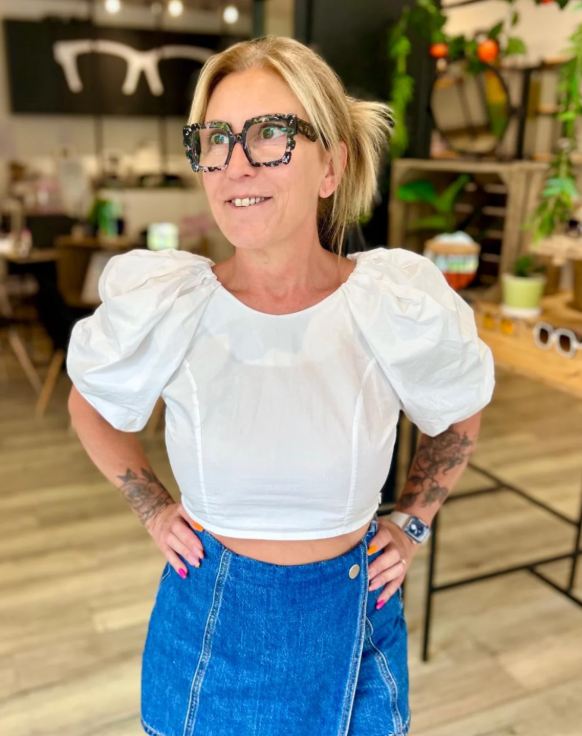 Lunettes originales à Montauban : Sandrine affirme son style avec une monture qui ne passe pas inaperçue