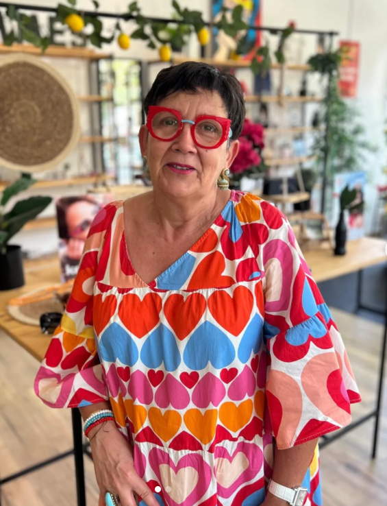 Première paire : une monture rouge intense, parfaitement assortie à son look et à sa personnalité pétillante.