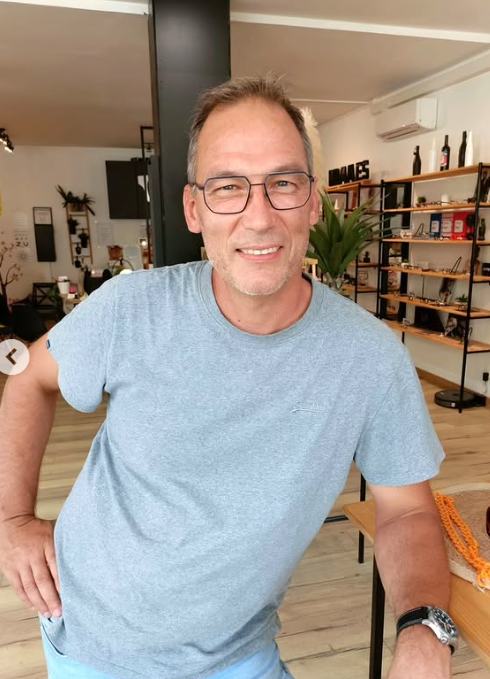 Première monture : noire mate, épaisse, affirmée. Celle qui donne du caractère dès le premier coup d’œil. 