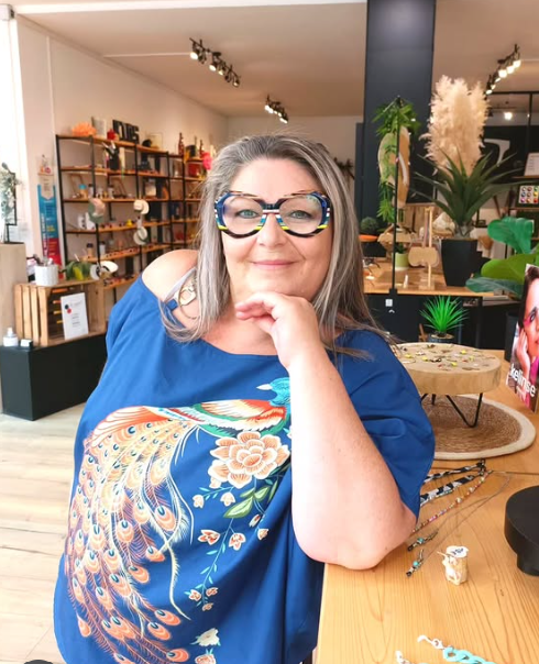 Anne rayonne avec ses lunettes de créateur italien – Un style audacieux à Montauban