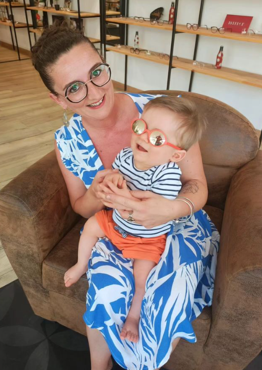 Duo mère-fils chez Nouveau Regard à Montauban : des montures élégantes pour maman et incassables pour bébé, adaptées à tous les styles et toutes les morphologies