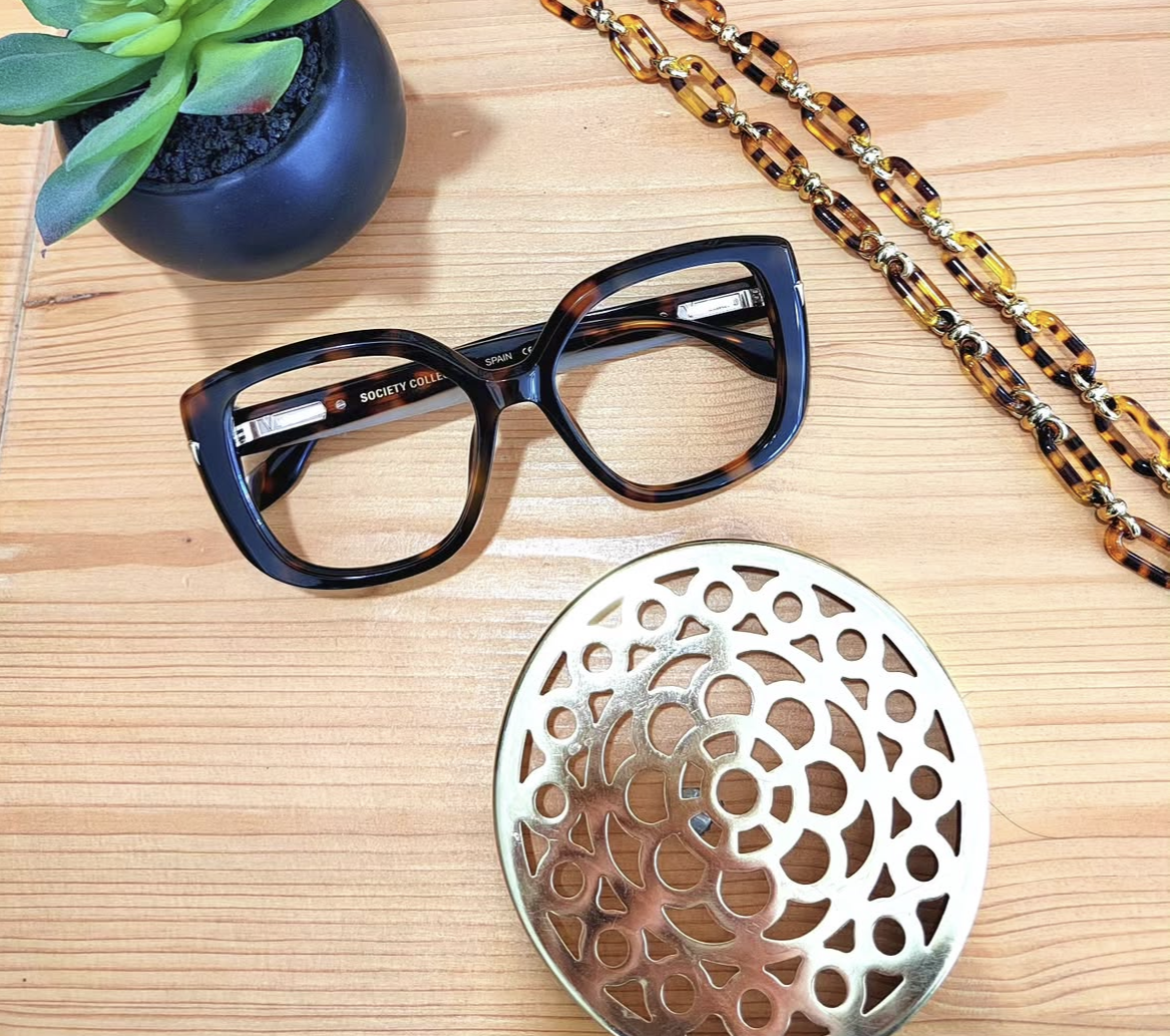 Sublimez votre visage avec nos montures écailles et solaires oversize chez Nouveau Regard, votre opticien à Montauban.