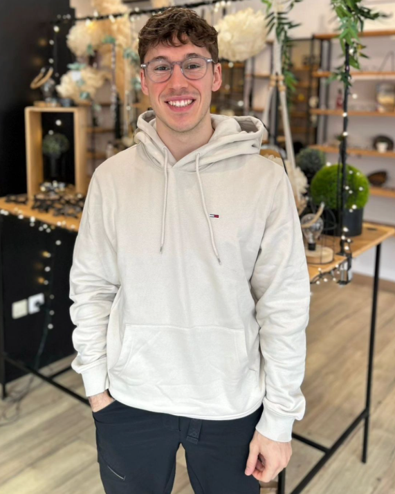 Lunettes légères et tendance à Montauban : Antoine adopte un style discret et élégant