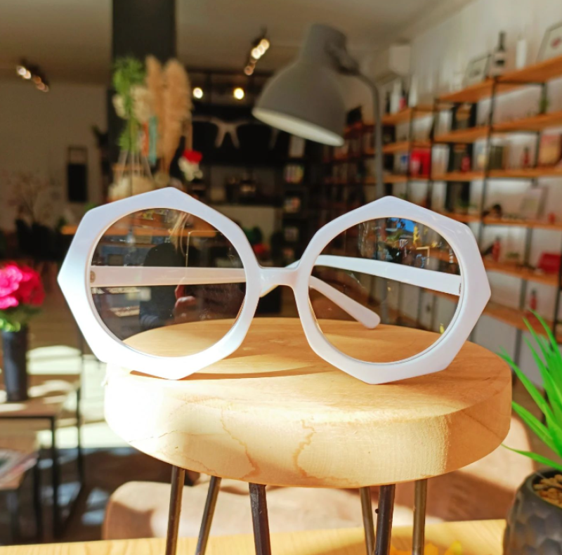 Monture blanche raffinée pour sublimer votre regard avec élégance dans votre boutique à Montauban