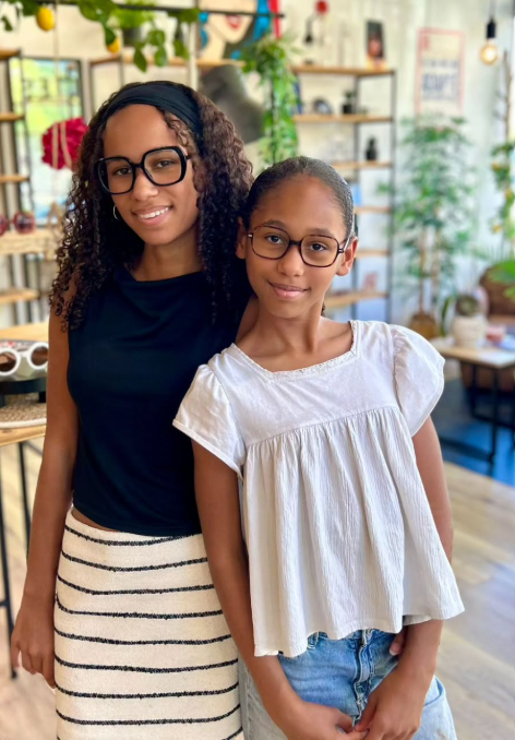 Deux sœurs, deux styles… une même évidence : elles assurent avec leurs nouvelles lunettes !